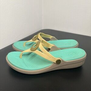 Crocs Sanrah 14153 Beige/Green Wedge Thong Slip On Sandals Gold Ring Women US 10